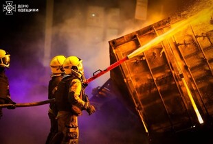 Росіяни знову атакували порт на Одещині: горіли контейнери і авто, пошкоджено ангари