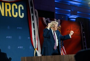 Трамп публічно висміяв Макрона і його дружину: у Франції відповіли