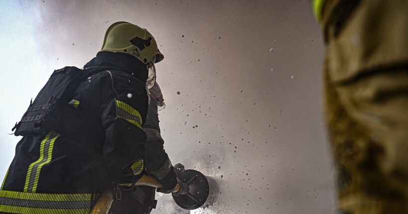 Вибух у Харкові: росіяни вдарили дроном біля житлового будинку