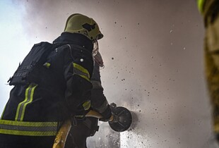 Вибух у Харкові: росіяни вдарили дроном біля житлового будинку