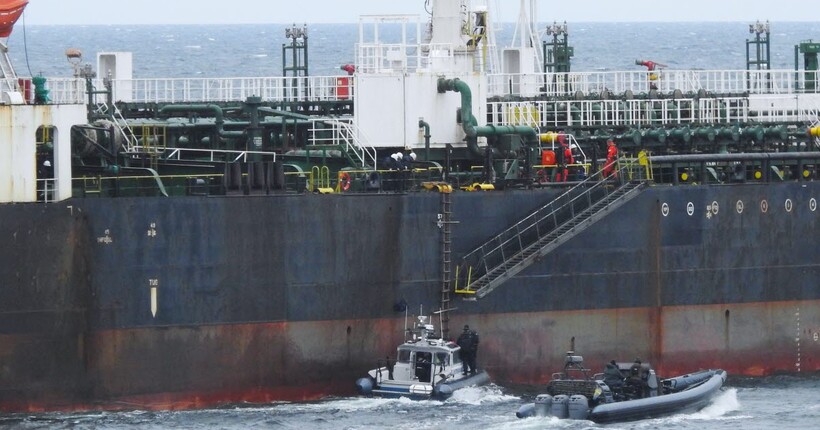 Танкер Flora 1 із російською нафтою спіймали на розливі в Балтійському морі