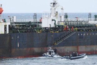 Танкер Flora 1 із російською нафтою спіймали на розливі в Балтійському морі