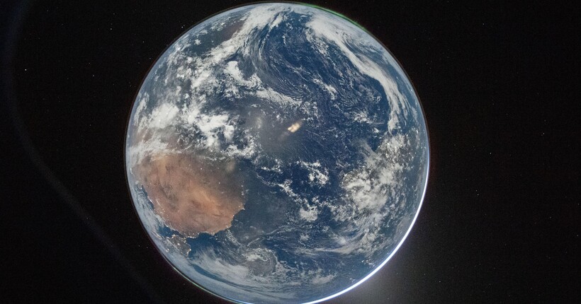 Місія Artemis II: астронавти відправили перші знімки Землі після виходу ракети з орбіти (фото)