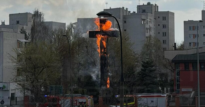 У Варшаві у Страсну п’ятницю загорівся Папський хрест біля храму (фото, відео)