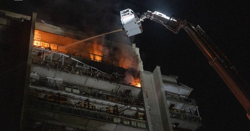 Суми: росіяни дронами поцілили в 16-поверхівку і приватний сектор