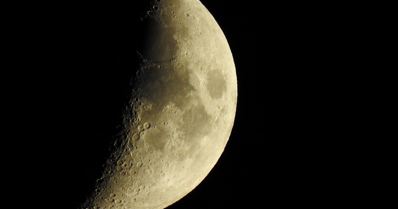 Астронавти Artemis II передали на Землі знімок зворотного боку Місяця (фото)