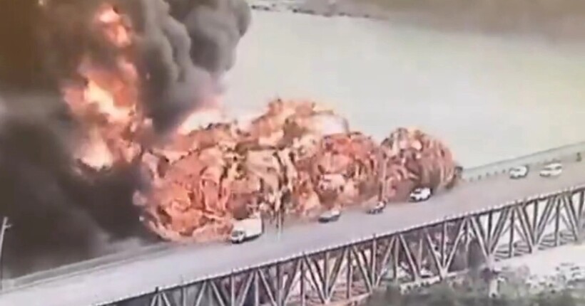 В Панамському каналі прогримів вибух: спалахнули цистерни з паливом (відео)