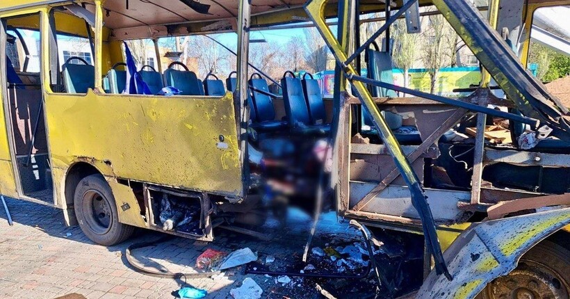 Окупанти вдарили дроном по маршрутці у Нікополі: троє загиблих, 12 поранених