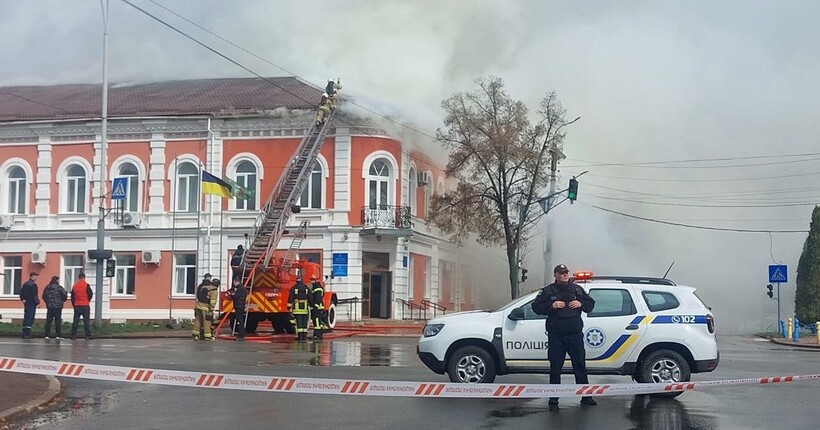 Росіяни вдарили по адмінбудівлях Новгороді-Сіверському та Прилуках (фото)
