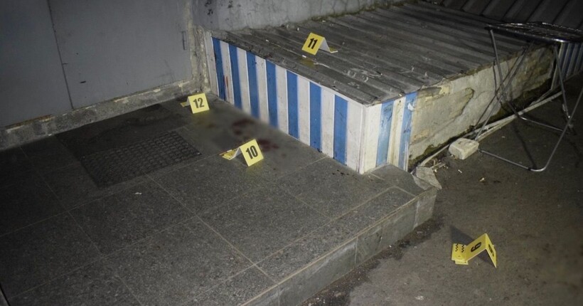 Поліцейськ затримали нападника, який смертельно поранив ножем 23-річного чоловіка на дитячому майданчику у Києві