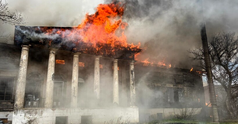 росія знищила історичну пам’ятку на Харківщині: згоріла садиба Донців-Захаржевських