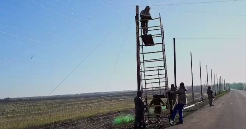 Для захисту від FPV-дронів на Донеччині накривають ще 25 км доріг антидроновими сітками