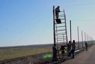 Для захисту від FPV-дронів на Донеччині накривають ще 25 км доріг антидроновими сітками