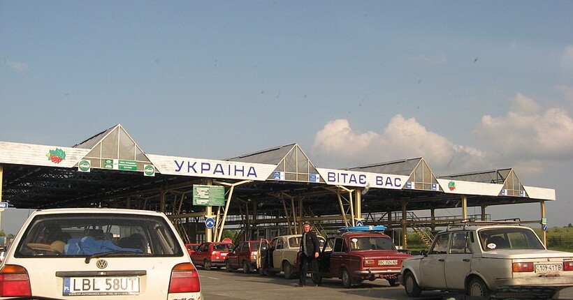 Українці їдуть додому: на кордоні утворилися черги перед Великоднем