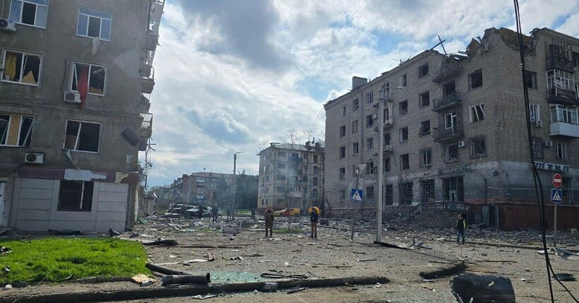 Чотири ФАБ-250 по Краматорську: 10 поранених, пошкоджено десятки багатоповерхівок (фото, відео)