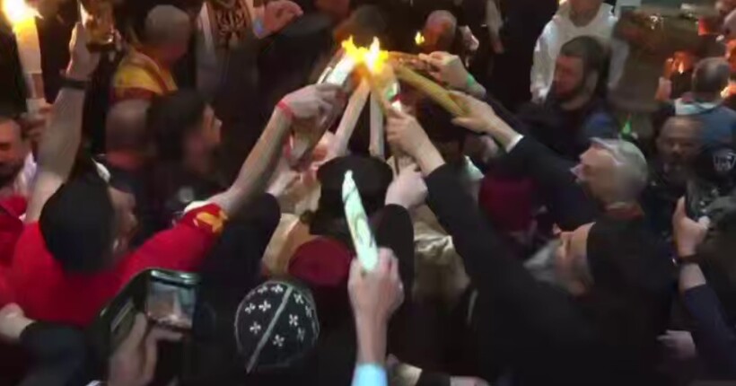 В Єрусалимі зійшов Благодатний вогонь (відео)