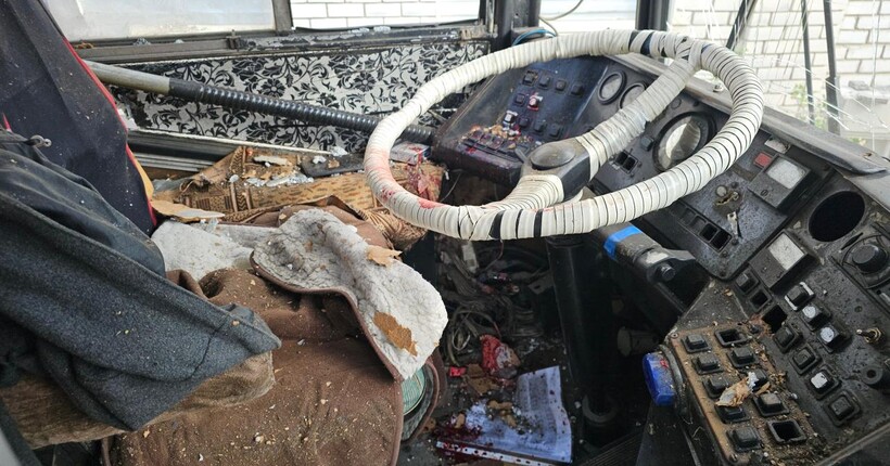 Ворог поцілив дроном по тролейбусу у Херсоні: подробиці