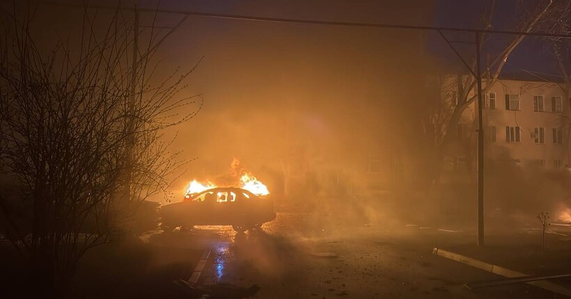Конотоп атакували дрони: прилетіло у багатоповерхівку, горіли квартири і автівки
