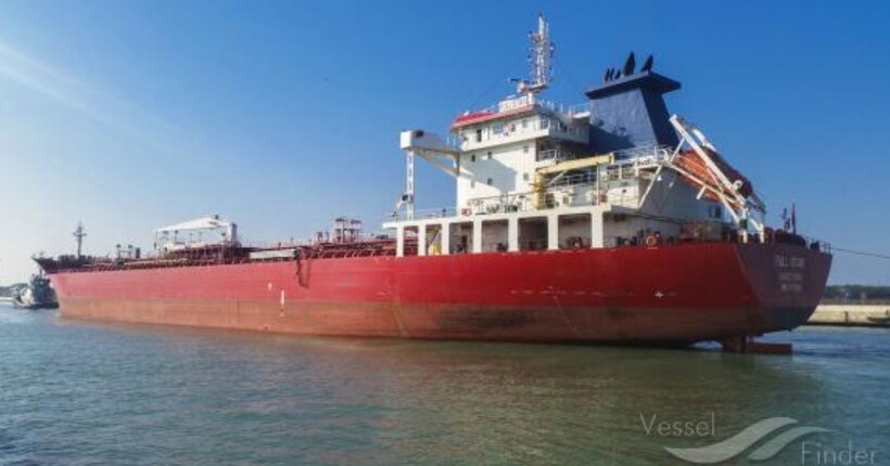 Перше судно пройшло через Ормуз попри блокаду США