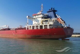 Перше судно пройшло через Ормуз попри блокаду США