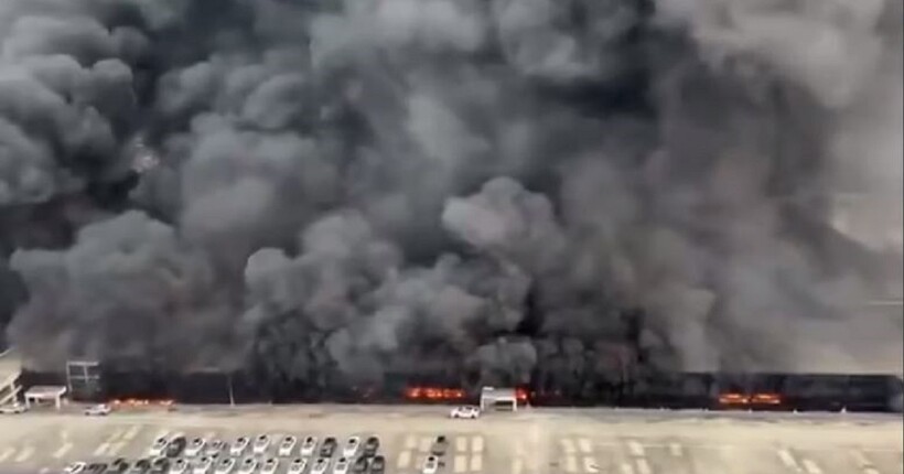 У Китаї на паркінгу BYD виникла масштабна пожежа (відео)