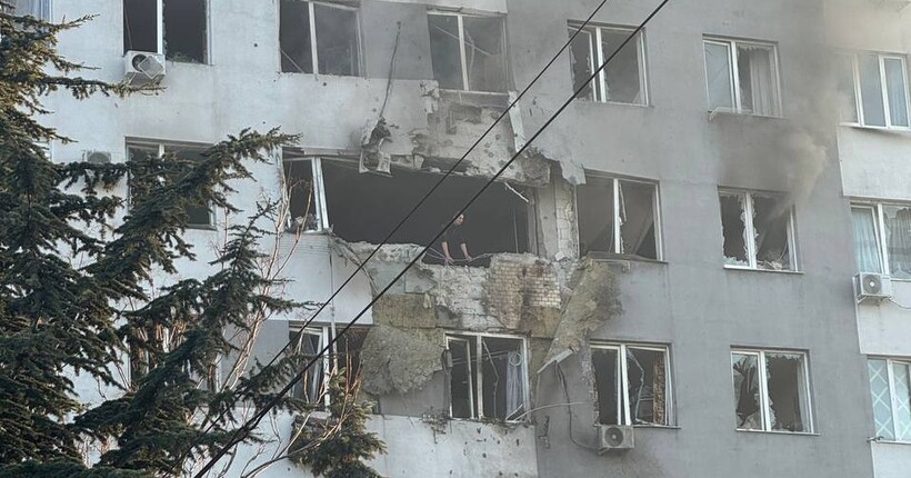 Росіяни поцілили у дев’ятиповерховий житловий будинок в Одесі: пошкоджені квартири 