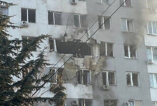 Росіяни поцілили у дев’ятиповерховий житловий будинок в Одесі: пошкоджені квартири 