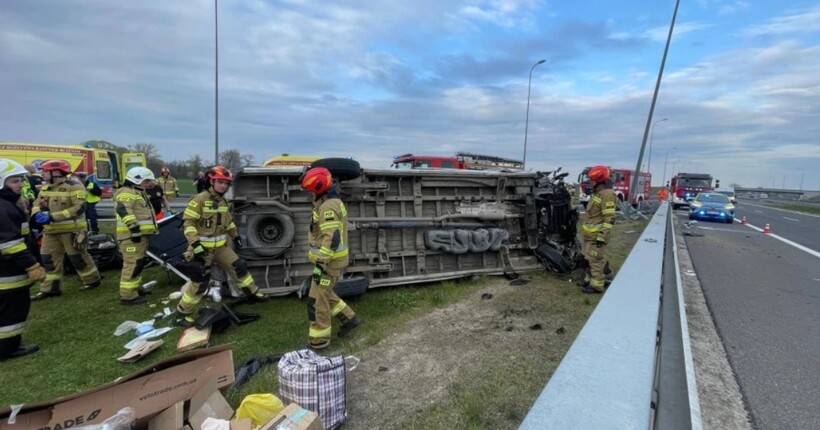 Мікроавтобус з українцями потрапив у ДТП в Польщі: що з пасажирами