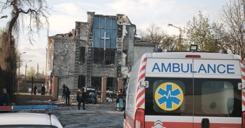 Росіяни вдарили по цивільним об'єктам у Запоріжжі: загинула людина (фото)