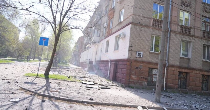 Ворог атакував житлові райони Запоріжжя: виникли пожежі, є поранені