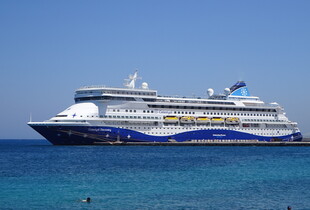 Круїзний лайнер вперше пройшов через Ормузьку протоку після відкриття судноплавства