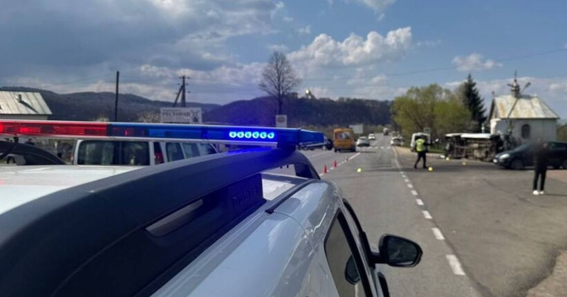 На Прикарпатті зіткнувся мікроавтобус і легковик: є загиблий і понад 10 поранених (фото)