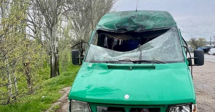 Ворог вдарив по маршрутці на Нікопольщині: серед постраждалих є дитина