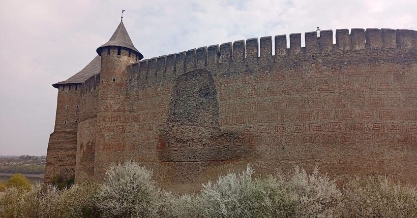 В Хотинській фортеці частково обвалилася стіна (відео)