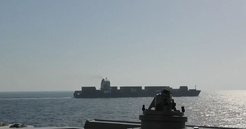 Есмінець ВМС США перехопив іранське судно Touska в Оманській затоці (відео)