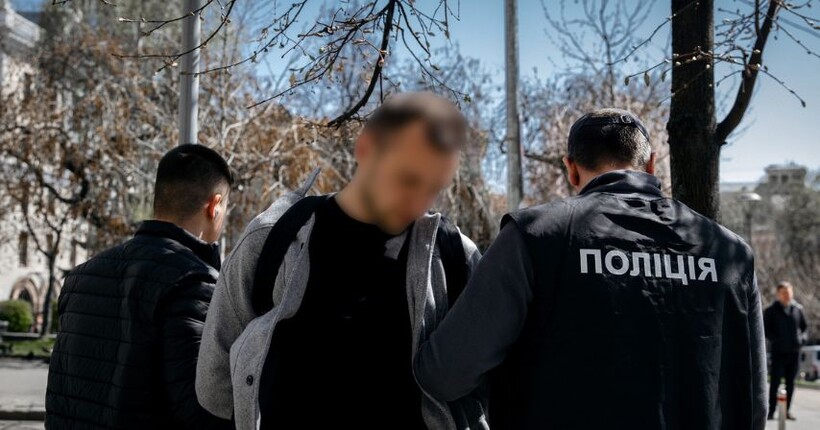 Столичні правоохоронці викрили схему легалізації іноземців в Україні за $3000