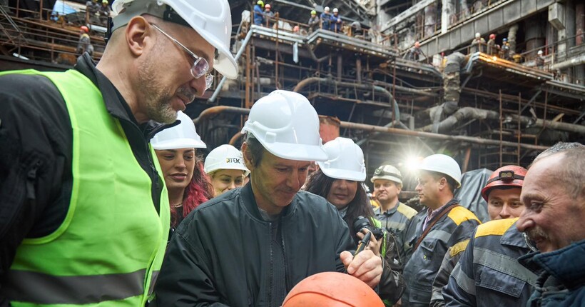 Шмигаль і Вакарчук нагородили та підтримали працівників ДТЕК (відео)