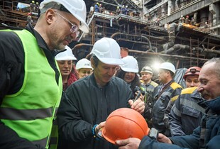 Шмигаль і Вакарчук нагородили та підтримали працівників ДТЕК (відео)