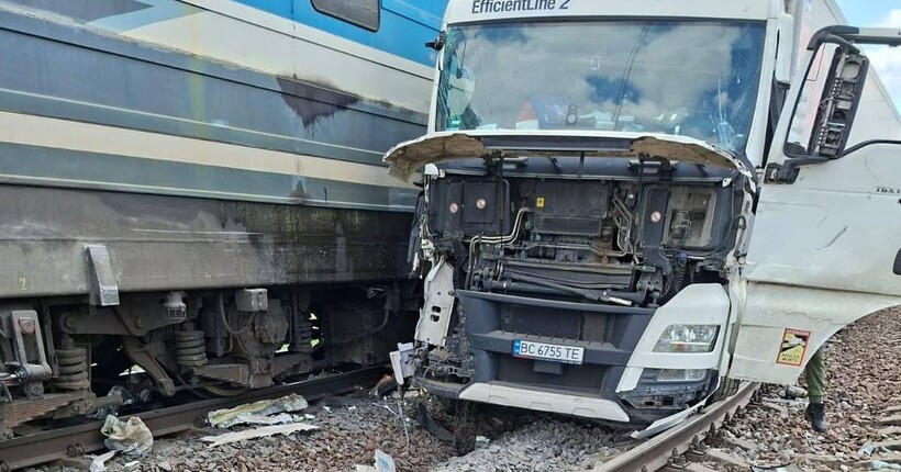 На Львівщині вантажівка в'їхала в локомотив поїзда Перемишль - Київ: водій втік