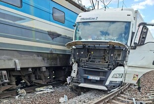 На Львівщині вантажівка в'їхала в локомотив поїзда Перемишль - Київ: водій втік