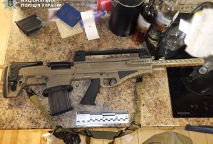 У столиці затримали 37-річного чоловіка, який розгулював по ЖК з автоматом