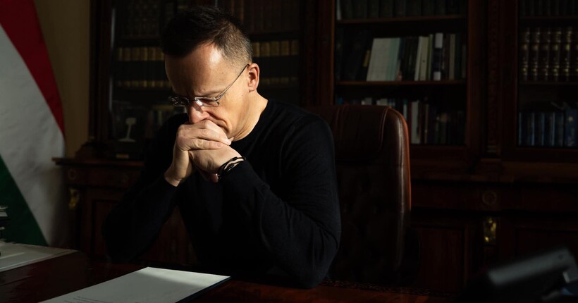 Сіярто звинуватив Україну у програші Орбана на парламентських виборах