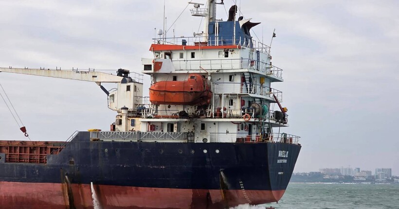 рф атакувала балкер, який йшов в Одесу: виникла пожежа