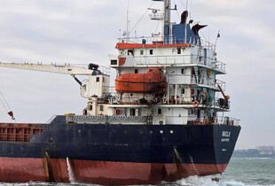 рф атакувала балкер, який йшов в Одесу: виникла пожежа