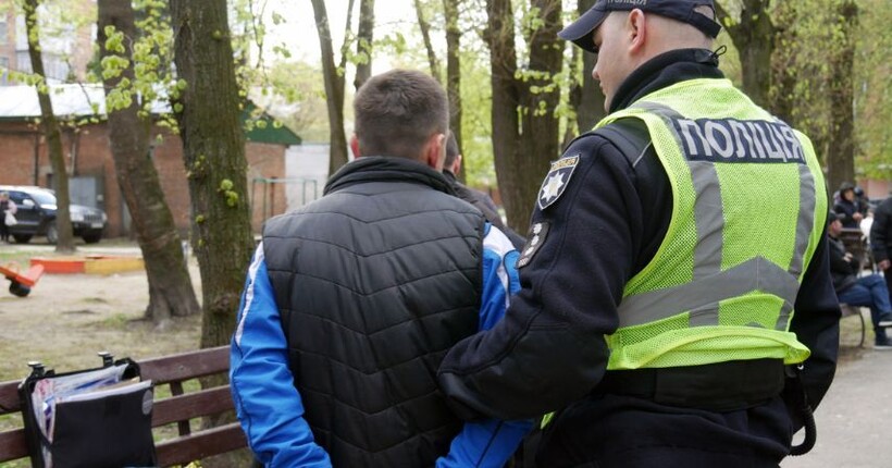 У Хмельницькому затримали чоловіка, який стріляв у дворі багатоповерхівки