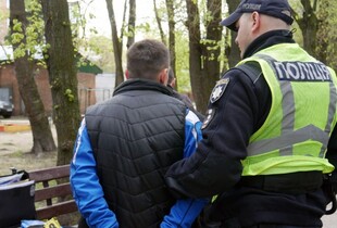 У Хмельницькому затримали чоловіка, який стріляв у дворі багатоповерхівки