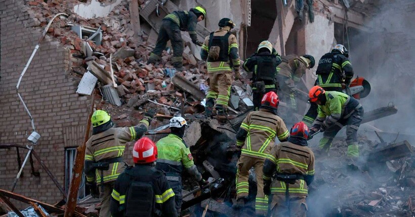 Удар по Дніпру: рятувальники дістали тіла двох загиблих з-під завалів будинку