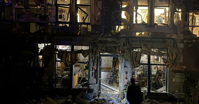 Росіяни вдарили по житловим кварталам в Одесі: є постраждалі