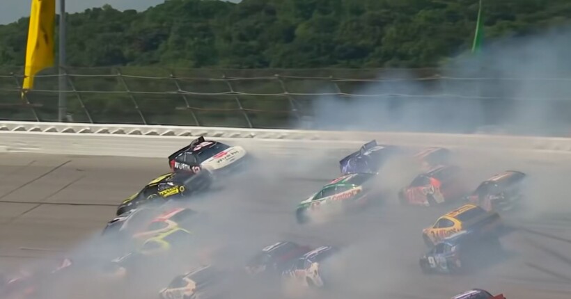 Під час гонки NASCAR у США сталася аварія за участі 27 болідів (відео)