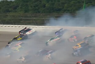 Під час гонки NASCAR у США сталася аварія за участі 27 болідів (відео)